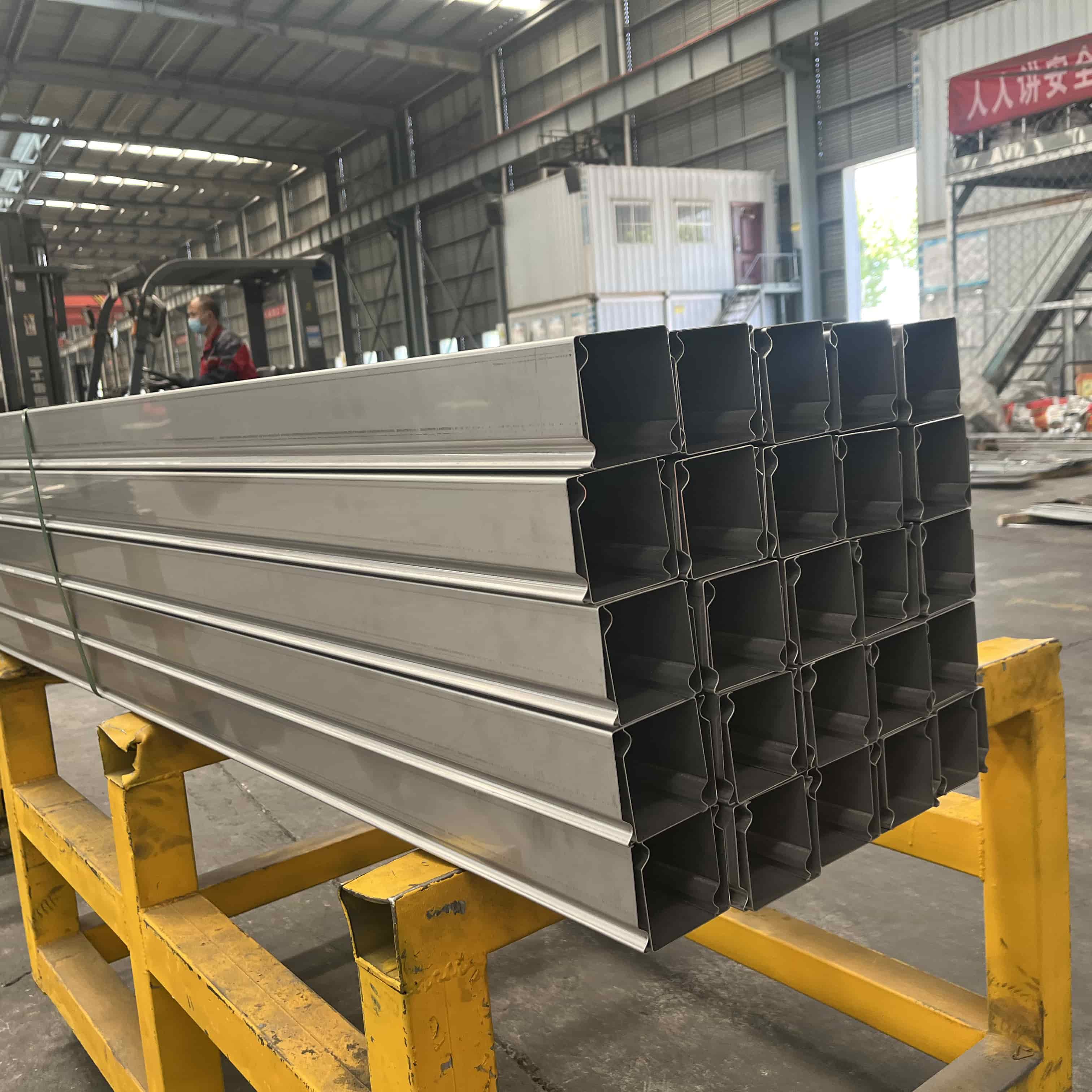 セルフロック式ケーブルトレイの調達