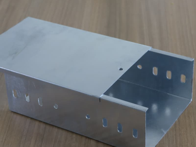 スロット付きケーブル トレイ