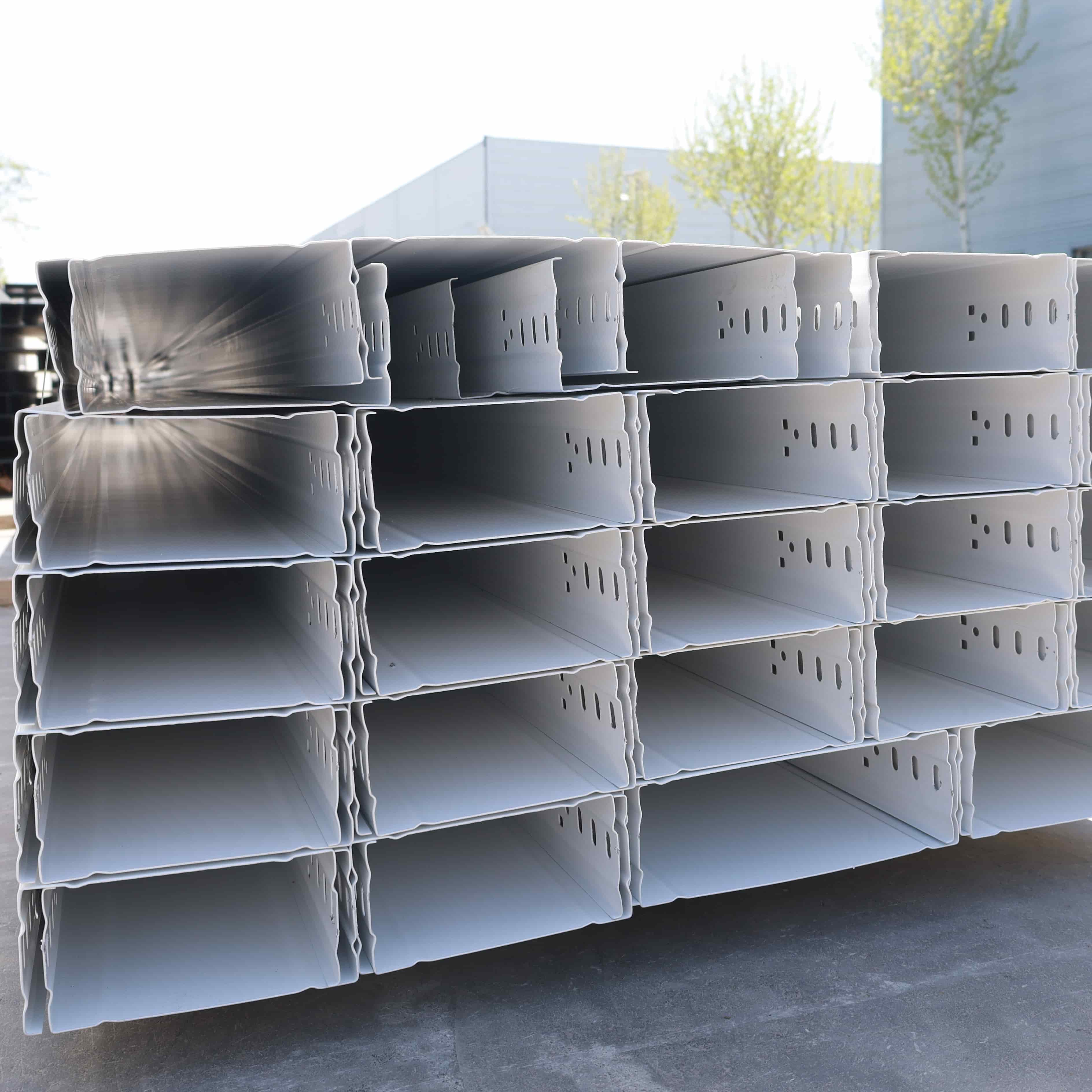 トレイ型ケーブルブリッジ